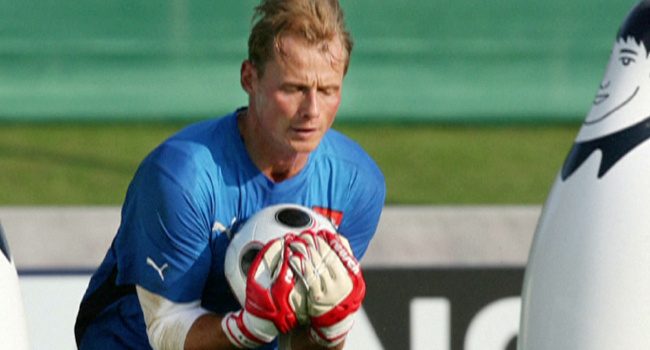 Arsenal Ex-Goalkeeper Manninger Dies After Car Struck By Train